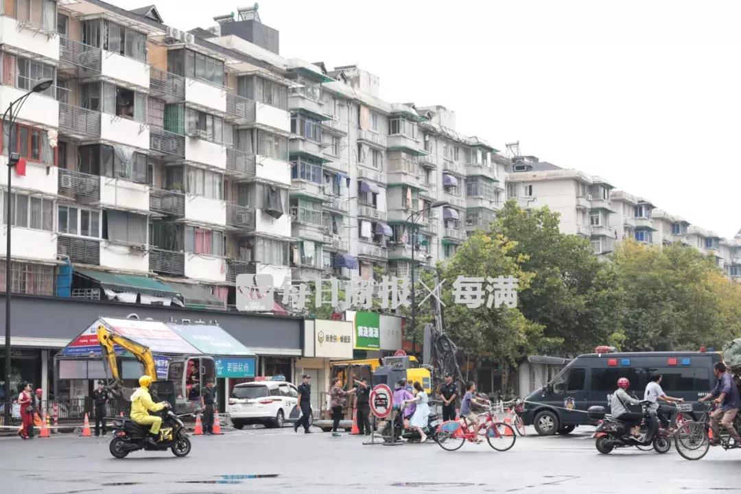 最新路面坍塌动态，应对与处置的详细步骤指南及预防措施建议